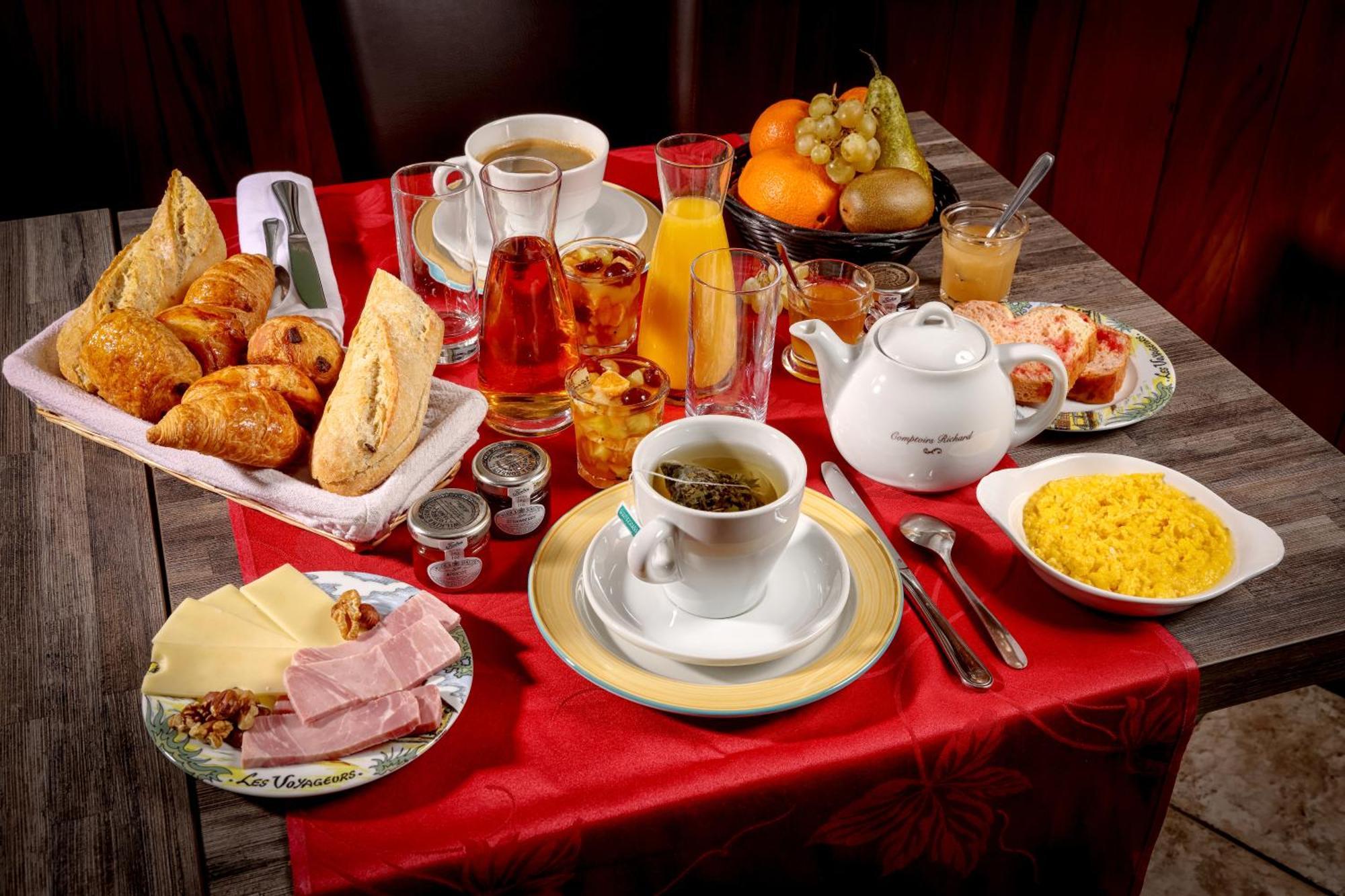 Logis Hotel-Restaurant Les Voyageurs La Coquille Экстерьер фото
